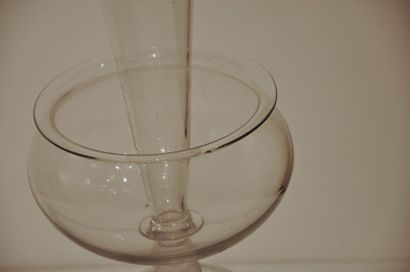 null Important bocal à sangsue en verre soufflé. (petit accident)

Epoque fin XIXème...