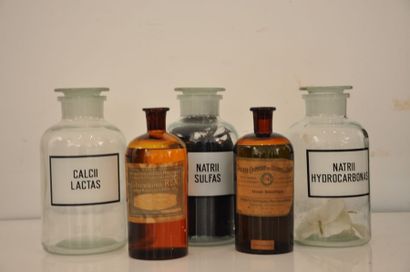 null Lot comprenant 

- 3 pots à pharmacie en verre "natrii hydrocarbonas", "calcii...