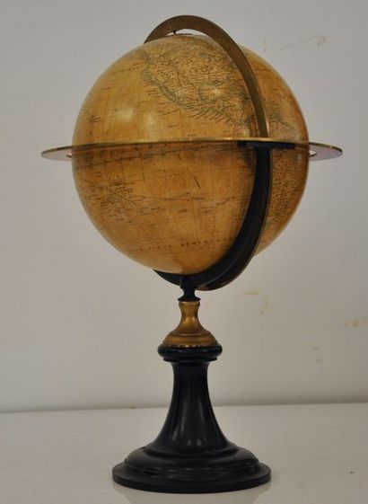 null DELAMARCHE.

Globe terrestre en bois carton et plâtre et papier polychrome....