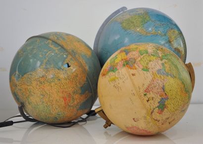 null Suite de trois globes lumimeux :

- deux globes de "hercule édition stauffacher...