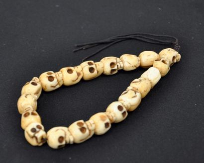 null Bracelet composé de 19 têtes de morts en os.

Tibet.

L. : 22 cm. Environ