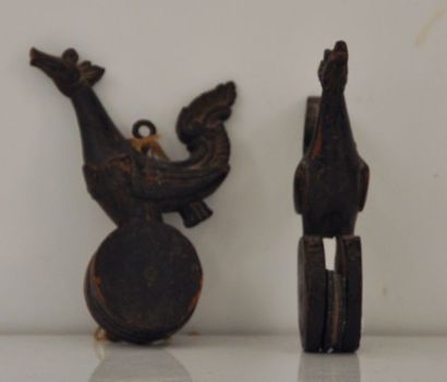 null Travail Indonésien

Paire de poulie en bois sculpté simulaunt des oiseaux.

H....