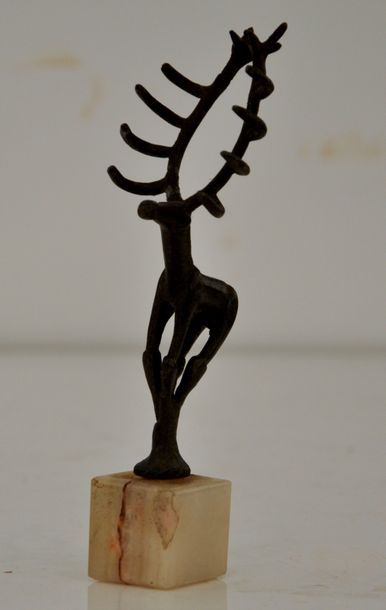 null Sculpture en bronze représentant un cerf stylisé sur un socle en onyx.

H. :...