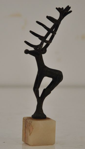 null Sculpture en bronze représentant un cerf stylisé sur un socle en onyx.

H. :...