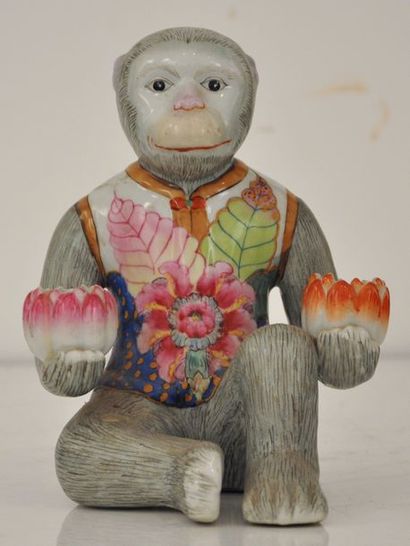 null Bougeoir en porcelaine polychrome représentant un singe assis portant des fleurs...