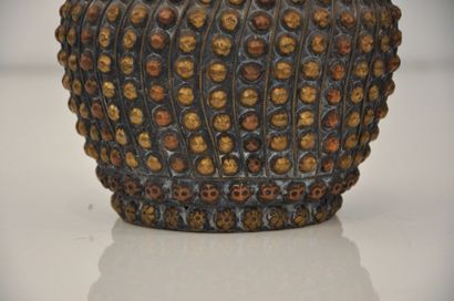 null TIBET XXème siècle

Vase en bronze à décor de tête de mort, perlé

Manque

H...