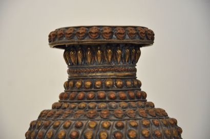 null TIBET XXème siècle

Vase en bronze à décor de tête de mort, perlé

Manque

H...