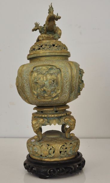 null JAPON XIXème siècle

Brûle parfum, bronze doré, ciselé et ajouré à décor de...