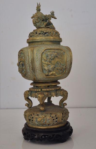 null JAPON XIXème siècle

Brûle parfum, bronze doré, ciselé et ajouré à décor de...