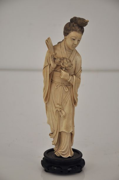 null CHINE Fin du XIXème

Femme à la pivoine.

Sujet en ivoire marin sculpté.

H...