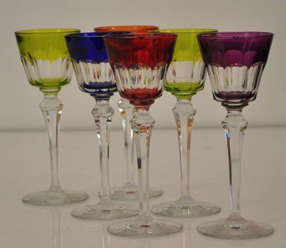 null Baccarat France

6 verres à vin en cristal modèle Harcourt coloré. Ebréchures.

H...