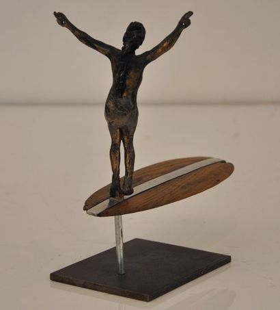 null Christ sur un surf en métal patiné et bois.

H. : 22 cm.