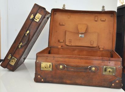null Deux valises en cuir de forme rectangulaire, fermoirs en laiton, une chiffré...