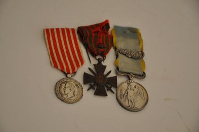 null Lot composé de trois décorations militaires

-1 Croix de guerre 1914-1918. En...