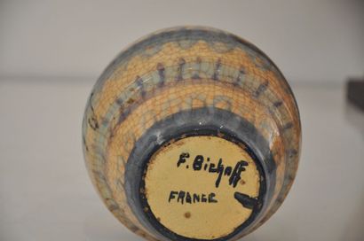 null F. BICHAFF / France

Vase à corps pansu en céramique craquelé dans les tons...