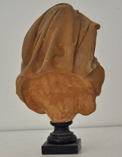 null Adolphe MAUBACH (XIX-XX)

Buste de femme.

Terre cuite suite piédouche en bois.

Signé.

H....