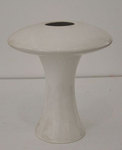 null Vase en porcelaine blanche en forme de champignon.

Travail contemporain

H....