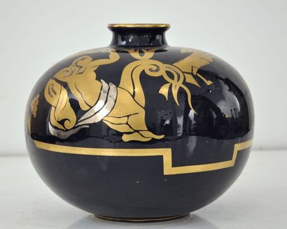 null Vase de forme boule à petit col en porcelaine bleu à décor doré de personnages...