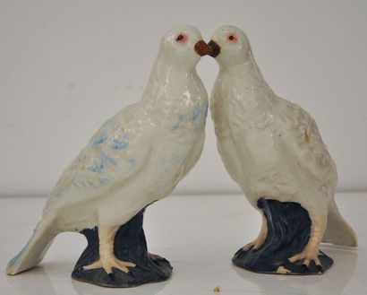 null Lot comprenant deux pigeons en céramique émaillé.

H. : 23 cm.