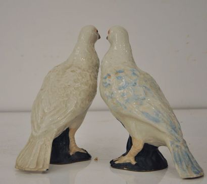 null Lot comprenant deux pigeons en céramique émaillé.

H. : 23 cm.