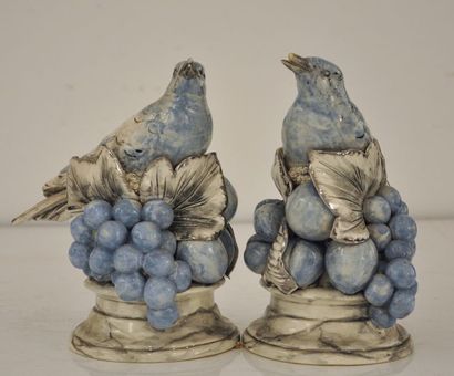 null Suite de deux oiseaux sur des grappes de raisins en porcelaine polychrome. (manques...