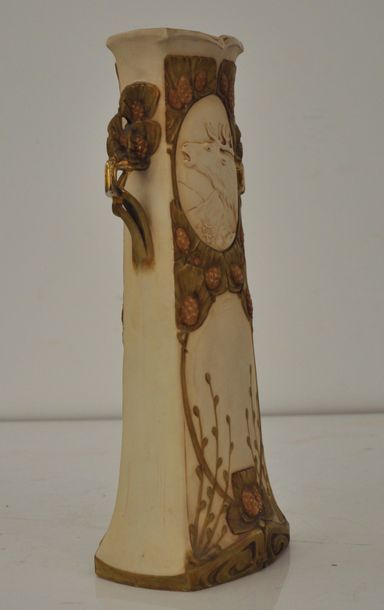 null ROYAL DUX

Vase en biscuit à décor doré floral encadrant un cerf bramant.

Signé.

H....