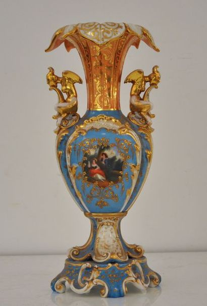 null Vase en porcelaine de Paris émaillé et doré polychrome à décor de fleurs dans...