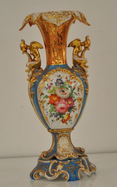 null Vase en porcelaine de Paris émaillé et doré polychrome à décor de fleurs dans...