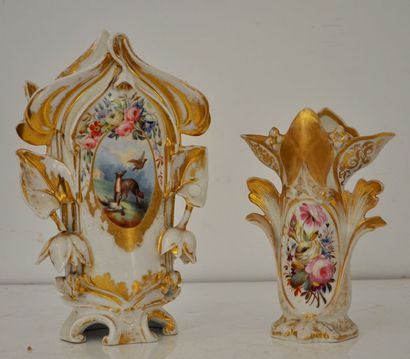 null Lot de deux vases en porcelaine de Paris à décor polychrome de fleurs et de...