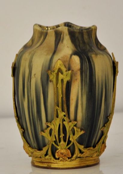 null Travail français vers 1900

Vase en porcelaine à decor de coulures vertes

Monture...