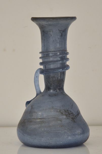 null Vase en verre soufflé à corps pansus et long col ouvert

anses accolées à chaud

Dans...
