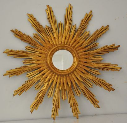 null Travail du XXème

Miroir de forme soleil en bois sculpté doré.

D. : 63 cm.