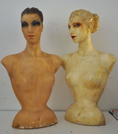 null Lot comprennant deux bustes de mannequins en plâtre polychrome (accidents en...