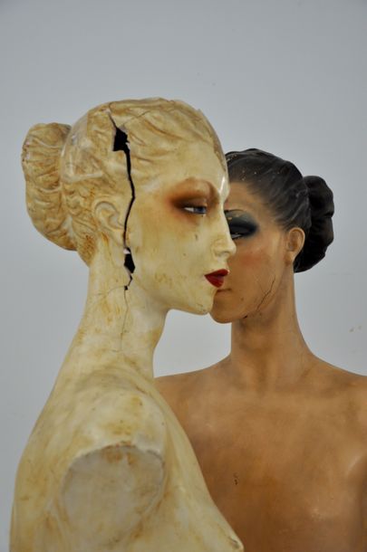 null Lot comprennant deux bustes de mannequins en plâtre polychrome (accidents en...