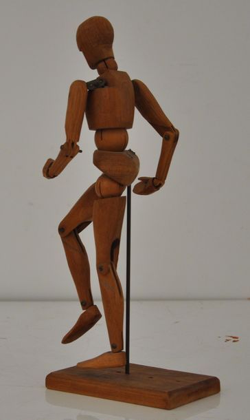 null Mannequin d'artiste articulé en bois clair sur son socle. 

Vers 1950.

Haut....