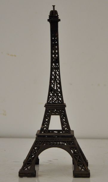 null Travail français du XXème siècle.

La tour Eiffel.

Métal.

H : 24 cm.