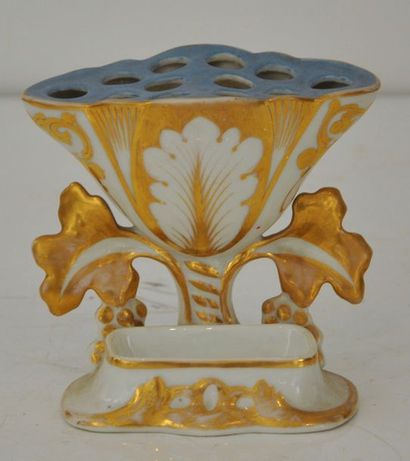 null Bouquetière en porcelaine blanche rehaussée d’or.

H : 12 cm