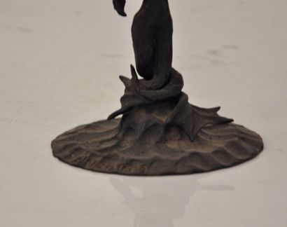 null Travail début XXème

Pot pourri en bronze simulant une sirène portant un coquillage

Signé...