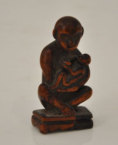 null Sculpture en bois représentant un singe et son petit. (restauration)

H. : 6,5...