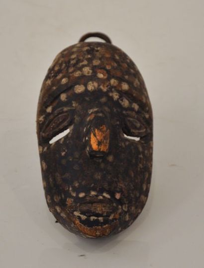 null Masque en bois polychrome.

Congo, Ndaaka ? 

XXème siècle

H. : 17 cm.