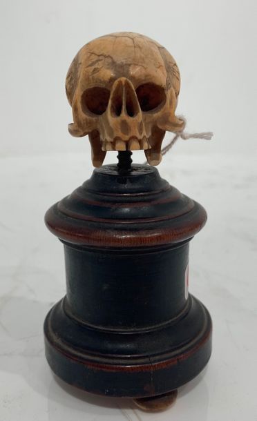 null Vanité en ivoire sculpté représentant un crâne.
XVIIIe siècle
Hauteur : 4 c...