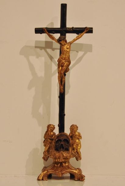 null Christ en croix en bois sculpté doré et noirci reposant sur une base à motifs...