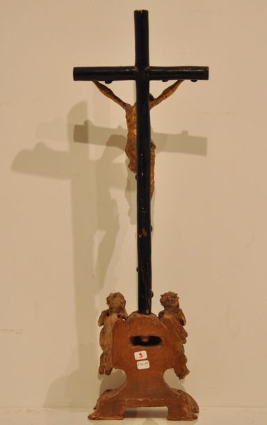 null Christ en croix en bois sculpté doré et noirci reposant sur une base à motifs...