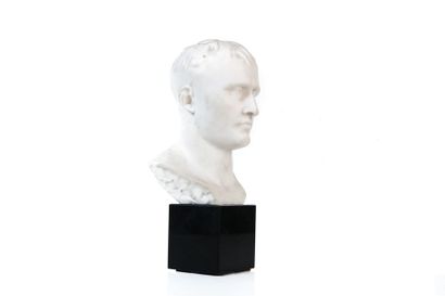 null Buste en marbre sculpté de l'empereur Napoléon d'après Chaudet reposant sur...