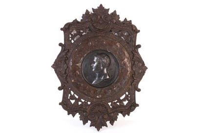 null Deux médaillons au profil de l'empereur Napoléon. L'un en métal d'après Andrieu...