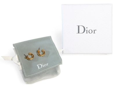 null Christian DIOR

Paire de mini créoles en métal doré rehaussé de

strass façon...