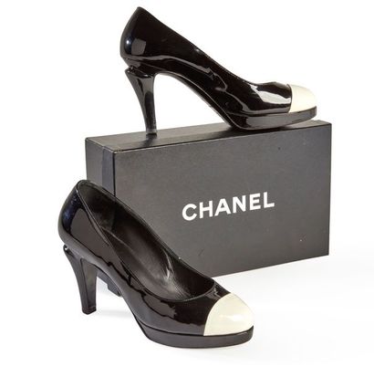 null CHANEL

Paire d’escarpins en cuir vernis bicolore noir et

blanc, talon 10 cm...