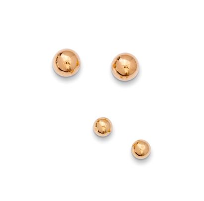 null Deux paires de puces d’oreilles en or jaune 18K

(750/1000) en forme de perle.

Un...