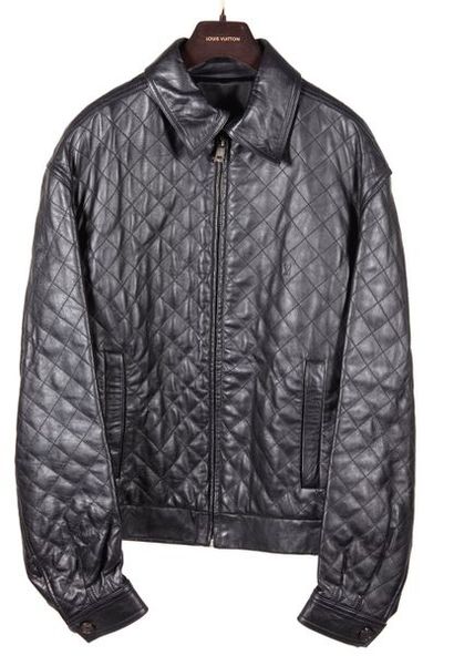 null Louis VUITTON pour Homme

Veste en cuir noir matelassé, petit col à patte de

serrage...