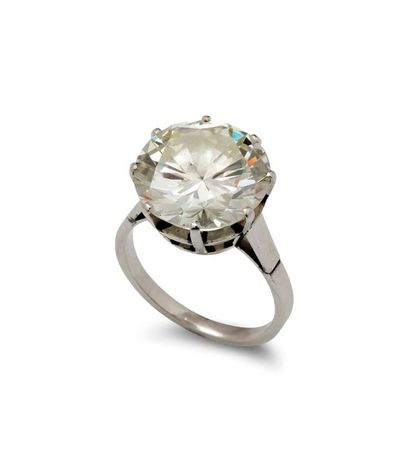 null Solitaire en platine (850/1000) serti d’un
diamant taille brillant pesant 7,53...